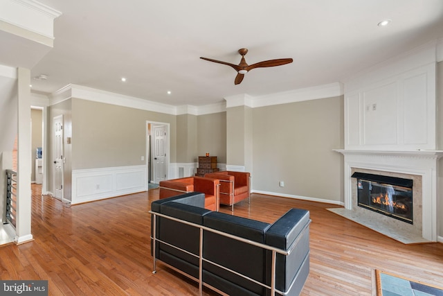 living room with crown molding, a ceiling fan, recessed lighting, and light wood finished floors
