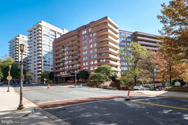 view of apartment building / complex