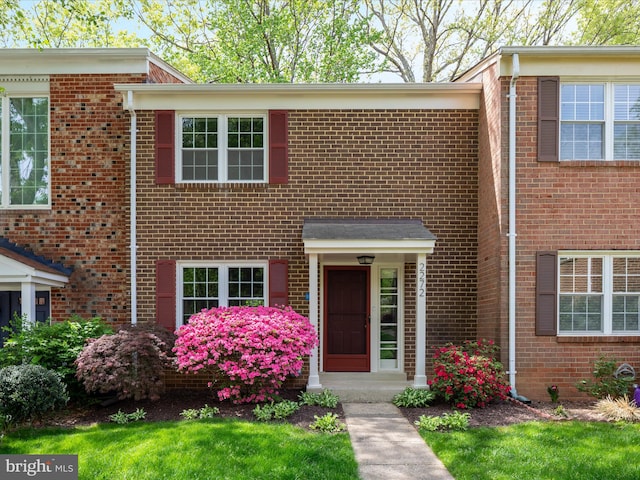 townhome / multi-family property featuring brick siding