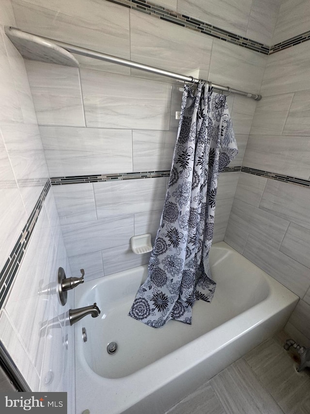 full bath with shower / bathtub combination with curtain