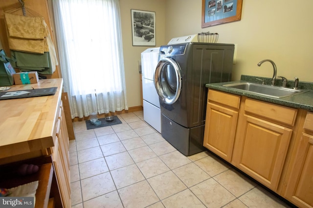 20 Eagle Ct, Gilbertsville, PA 19525 - clothes washing area with independent washer and dryer, a sink, laundry area, and light tile patterned flooring