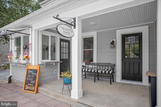 entrance to property featuring covered porch