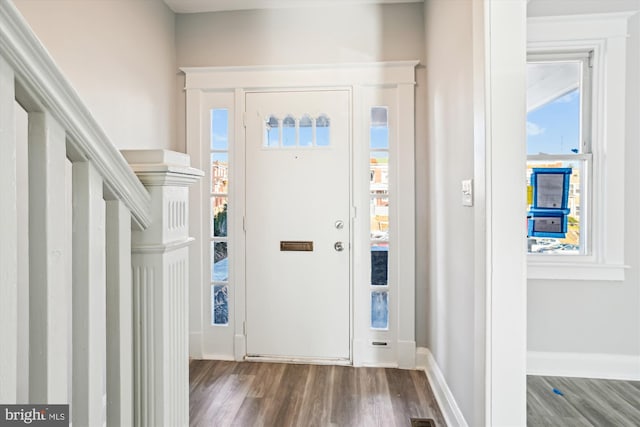 foyer featuring wood finished floors and baseboards