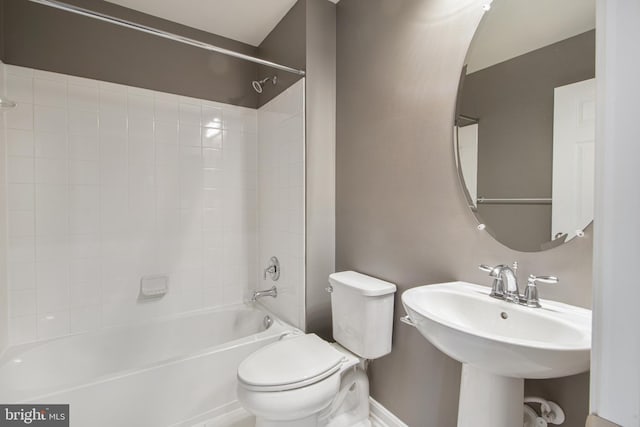 15916 Aerial View Rd, Woodbridge, VA 22193 - full bathroom featuring  shower combination, toilet, baseboards, and a sink