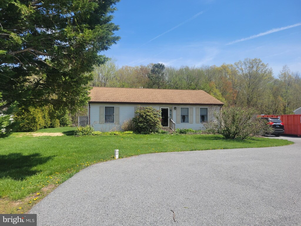 ranch-style house with a front yard