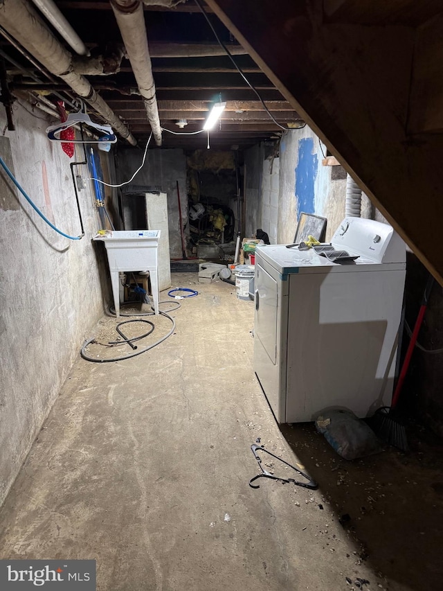 unfinished basement with washing machine and dryer and a sink