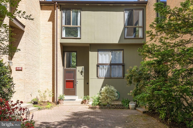 view of front facade featuring brick siding and entry steps