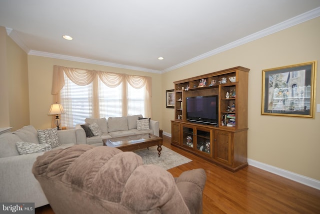 living room featuring wood finished floors, recessed lighting, ornamental molding, and baseboards