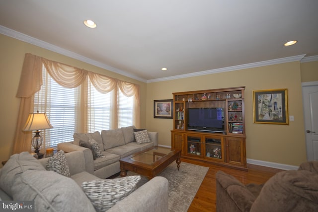 living area featuring wood finished floors, recessed lighting, ornamental molding, and baseboards