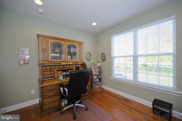 home office featuring recessed lighting, visible vents, wood finished floors, and baseboards