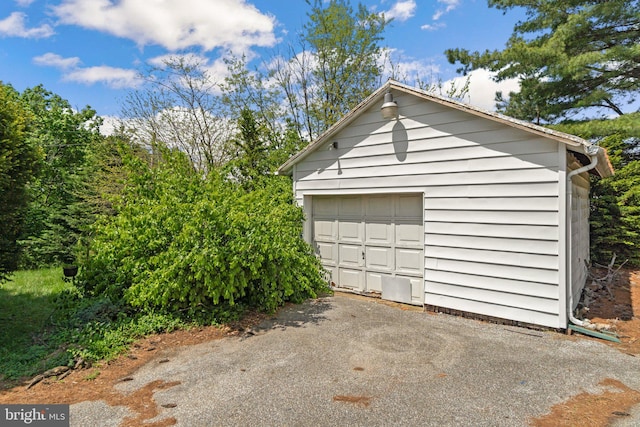 detached garage featuring aphalt driveway