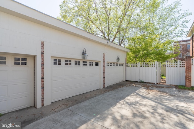 700 6th St SE, Washington, DC 20003 - garage with fence