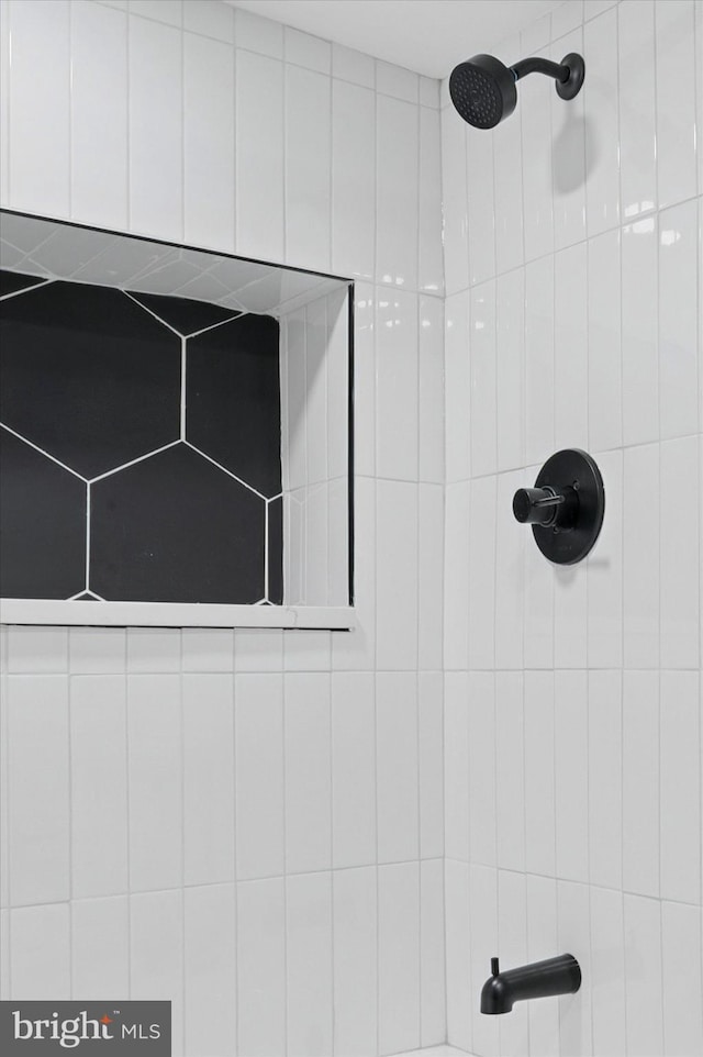 2931 W Susquehanna Ave, Philadelphia, PA 19121 - details featuring a tile shower