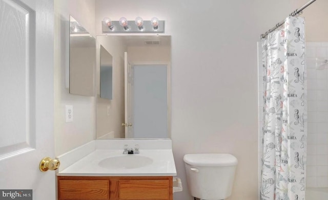 full bath with toilet, visible vents, a shower with shower curtain, and vanity