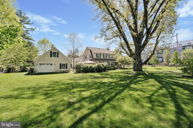 view of yard with a detached garage
