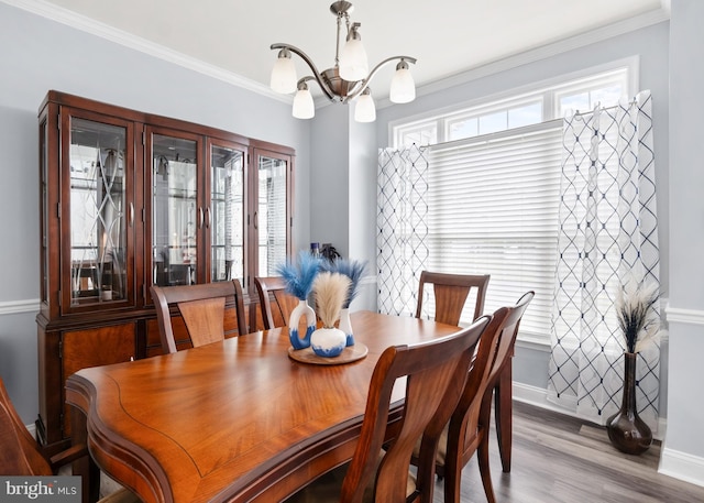 362 Hoffeckers Mill Dr, Smyrna, DE 19977 - dining area featuring a chandelier, wood finished floors, crown molding, and baseboards