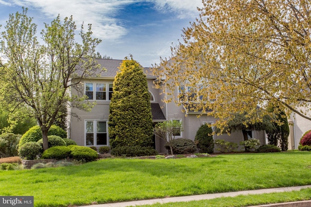view of front of home featuring a front lawn
