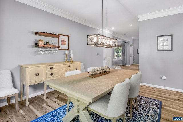 dining space with light wood-type flooring, ornamental molding, baseboards, and recessed lighting