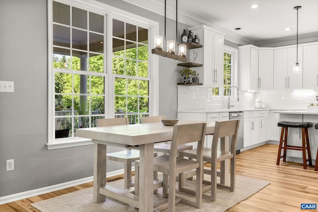 dining space with crown molding, recessed lighting, baseboards, and light wood-type flooring