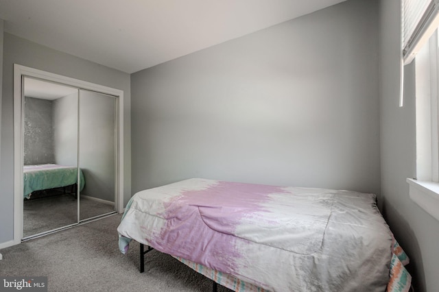 bedroom featuring baseboards, carpet, and a closet