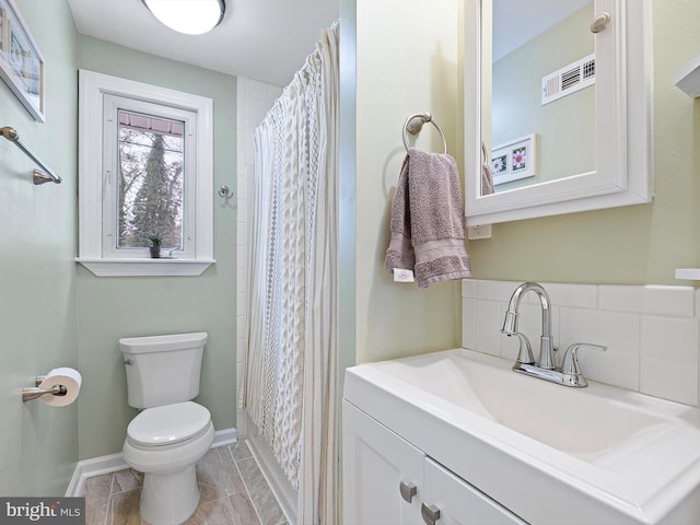 bathroom with a shower with curtain, visible vents, baseboards, toilet, and vanity