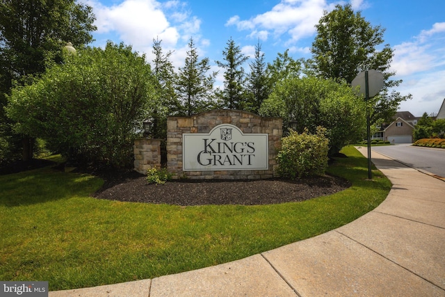 community / neighborhood sign featuring a lawn