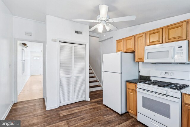 511 9th St, New Castle, DE 19720 - kitchen featuring visible vents, baseboards, dark wood-type flooring, ceiling fan, and white appliances