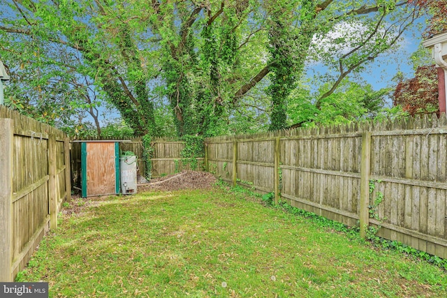 511 9th St, New Castle, DE 19720 - view of yard with an outbuilding, a storage shed, and a fenced backyard
