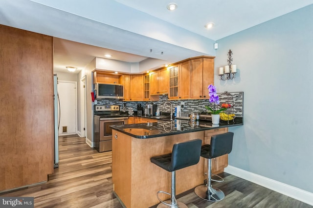 128 Granite Hill Ct, Langhorne, PA 19047 - kitchen featuring a sink, dark wood finished floors, a peninsula, and stainless steel appliances