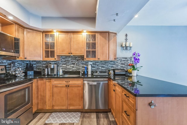 128 Granite Hill Ct, Langhorne, PA 19047 - kitchen with a peninsula, appliances with stainless steel finishes, a sink, and light wood-type flooring