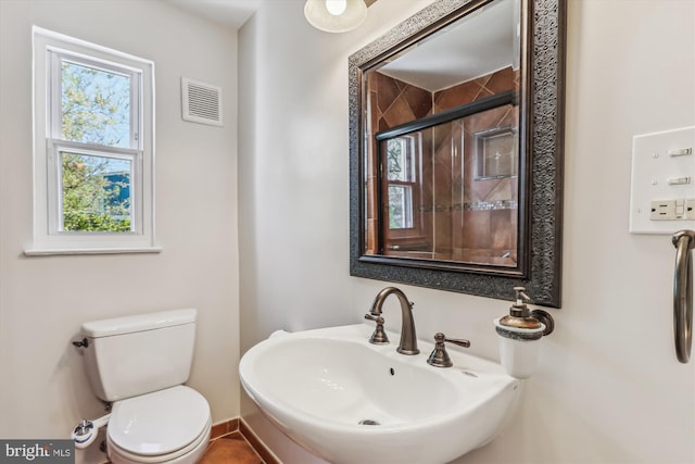 829 S Ivy St, Arlington, VA 22204 - bathroom featuring toilet, a sink, visible vents, and tiled shower
