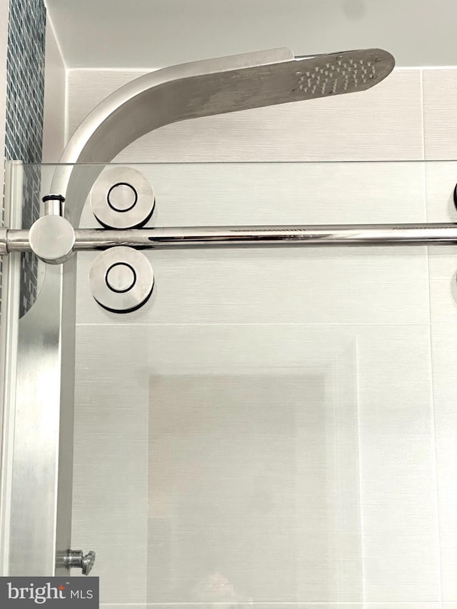 details with a tile shower