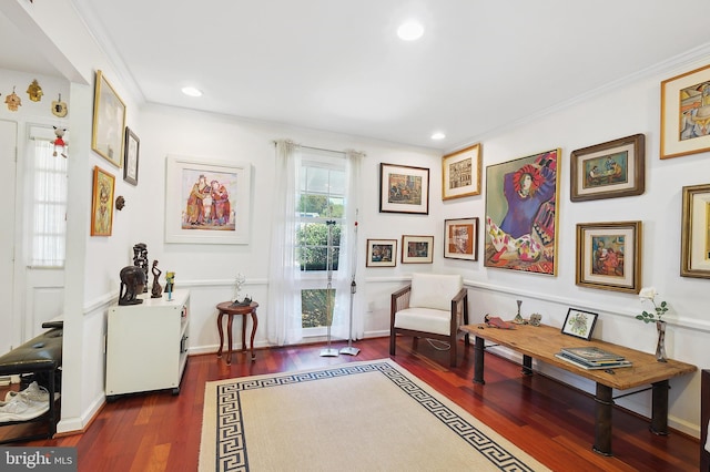living area featuring crown molding, baseboards, recessed lighting, and wood finished floors