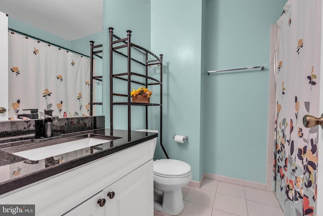 full bath featuring tile patterned flooring, vanity, toilet, a shower with shower curtain, and baseboards