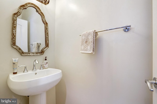 bathroom featuring a sink