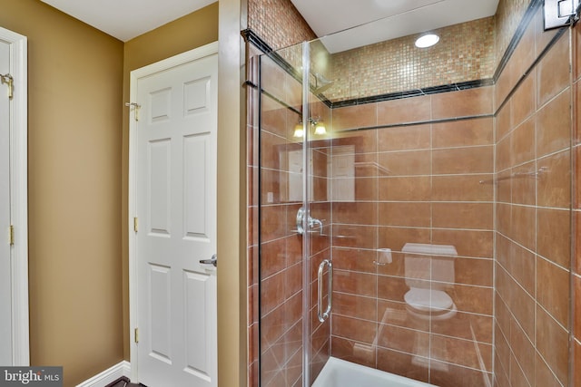 full bath featuring recessed lighting and a tile shower