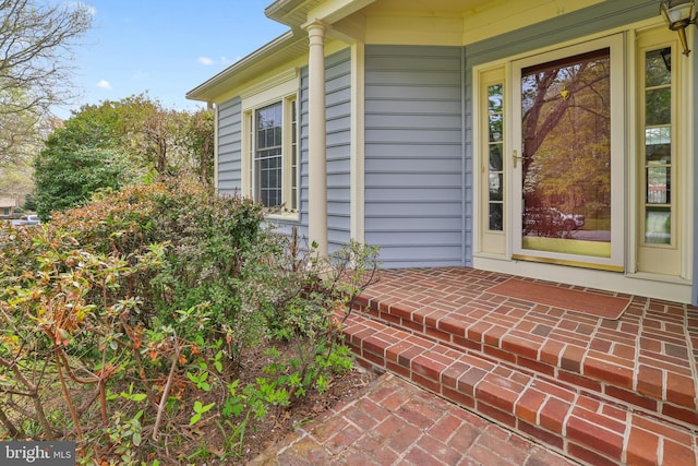 entrance to property featuring covered porch