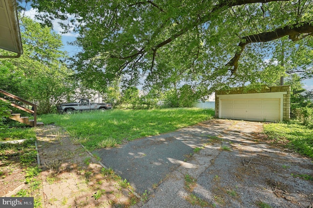 view of yard featuring an outdoor structure