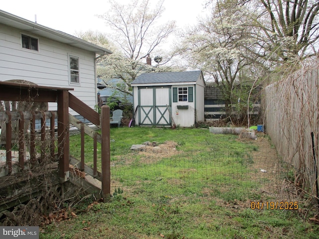 view of yard featuring an outbuilding and a storage shed