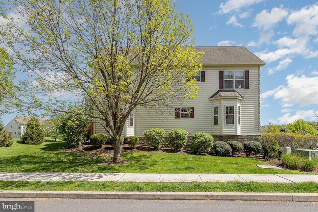 1901 Roxbury Ct, Mechanicsburg, PA 17055 - view of side of home featuring a lawn