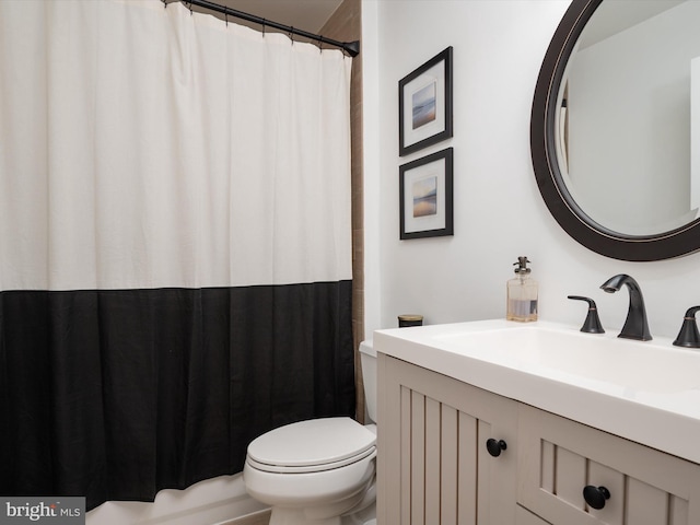 full bath with toilet, curtained shower, and vanity