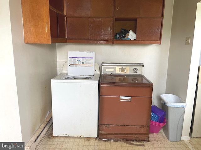 5781 N Timber Ridge Rd, Berkeley Springs, WV 25411 - laundry room with washer / clothes dryer and light floors