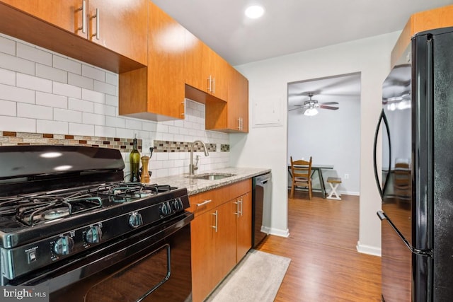 5608 Bismach Dr Unit 103, Alexandria, VA 22312 - kitchen with a ceiling fan, a sink, light wood-style floors, decorative backsplash, and black appliances