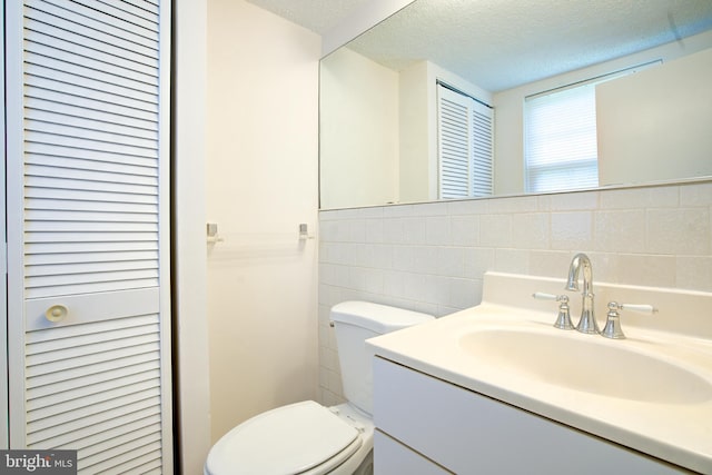 11902 Tarragon Rd Unit J, Reisterstown, MD 21136 - bathroom with tile walls, a closet, toilet, and a textured ceiling