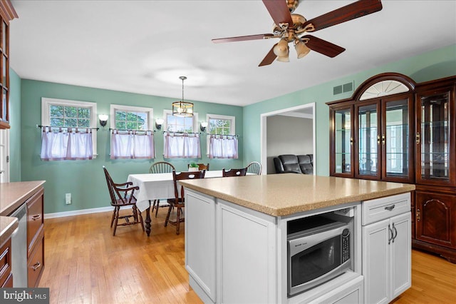 128 Pinion Pl, Bear, DE 19701 - kitchen featuring a ceiling fan, appliances with stainless steel finishes, visible vents, and light wood-type flooring
