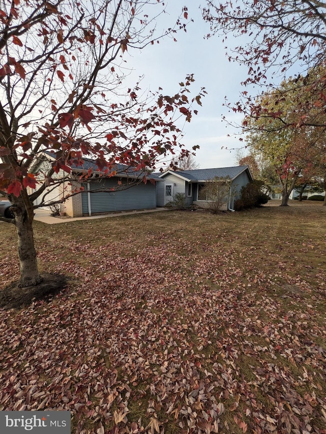 exterior space featuring a lawn
