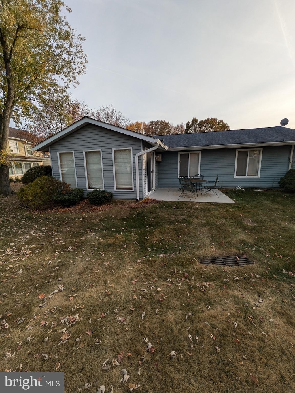 view of front of home with a front yard and a patio