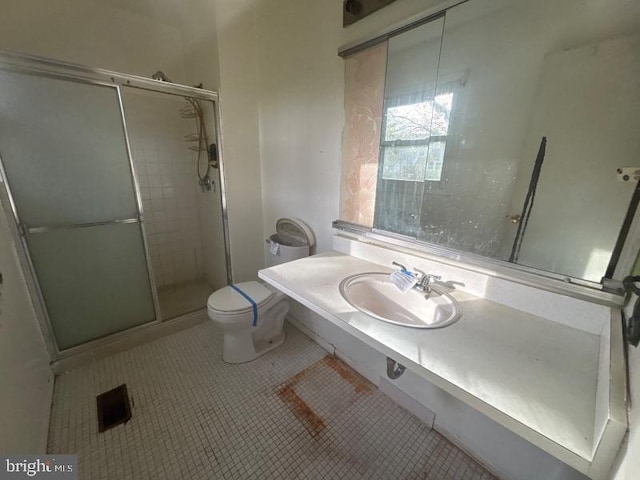 22 Trebing Ct, Willingboro, NJ 08046 - full bathroom featuring a shower stall, tile patterned floors, a sink, toilet, and visible vents