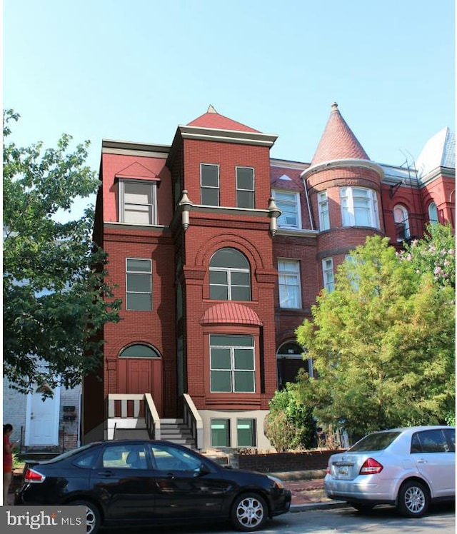 view of front facade featuring brick siding
