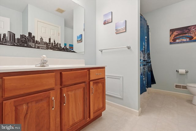 full bathroom featuring toilet, visible vents, vanity, and baseboards